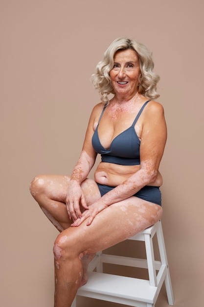 Photo side view confident old woman posing in underwear