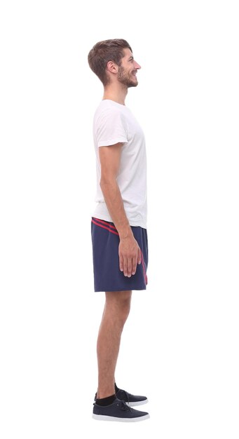 Вид сбоку уверенный в себе молодой человек в спортивной одежде изолирован на белом фоне