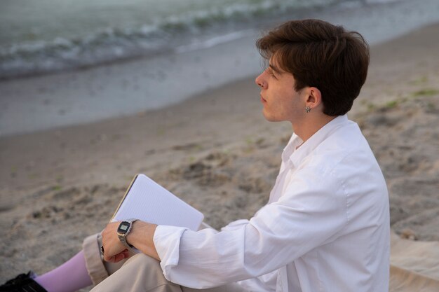 Photo side view contemplative man at the seaside