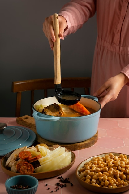 Foto cucina vista laterale con cibo delizioso