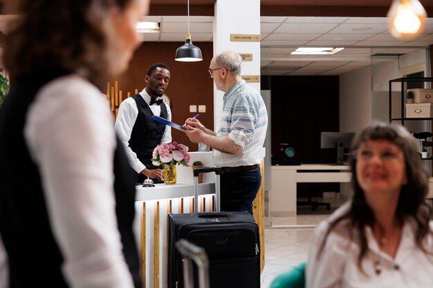 Foto vista laterale di una coppia che si tiene per mano in ufficio