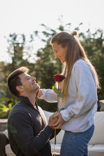 Photo side view of couple holding hands