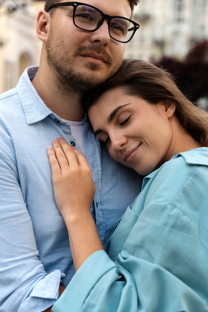 Photo side view couple hugging outdoors