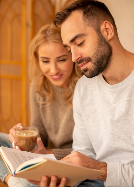 Photo side view couple reading together