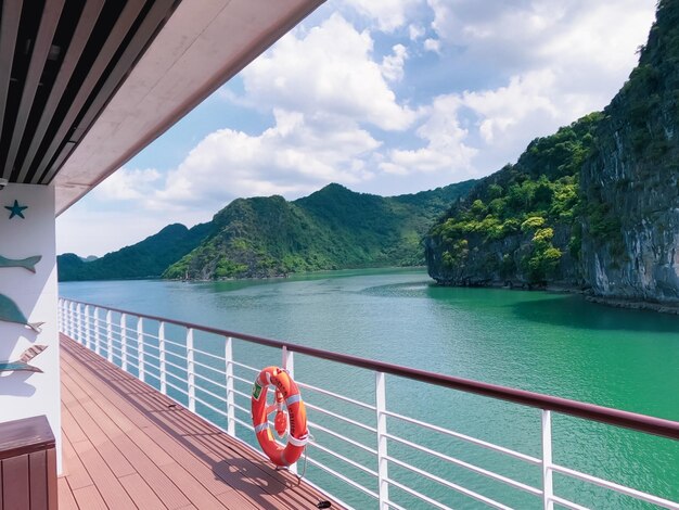 Foto vista laterale in una crociera a halong bay vietnam con splendida vista panoramica