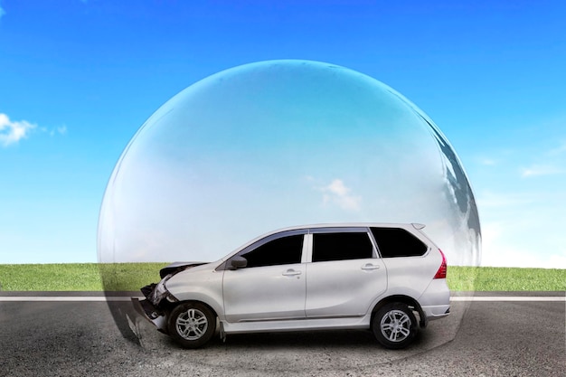 Вид сбоку поврежденного автомобиля в защитном пузыре