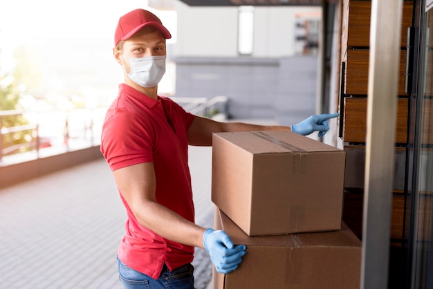 Photo side view delivery man working