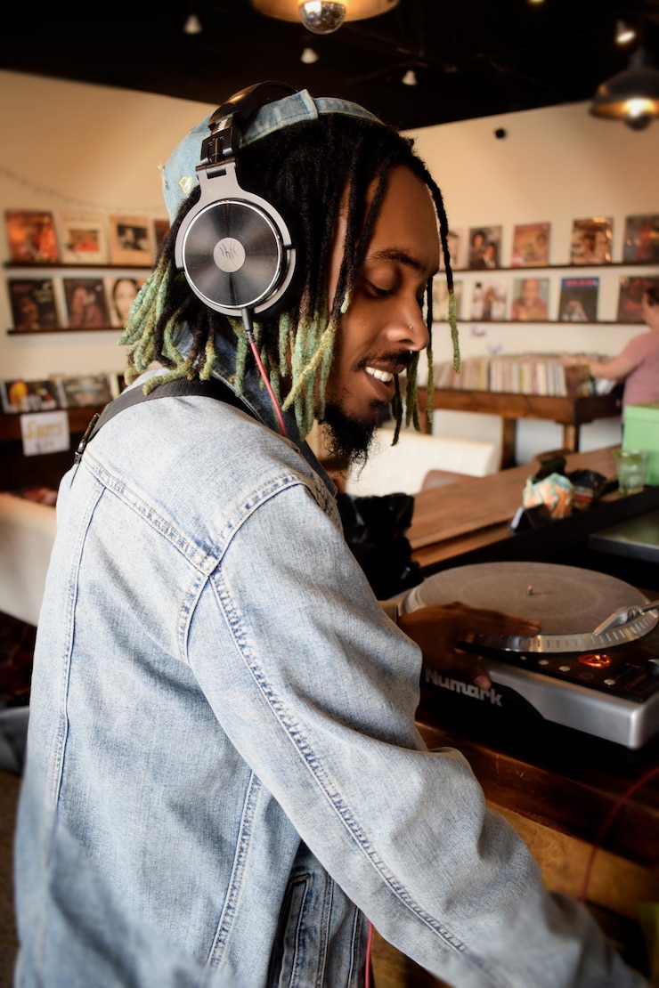 Photo side view of dj performing at club
