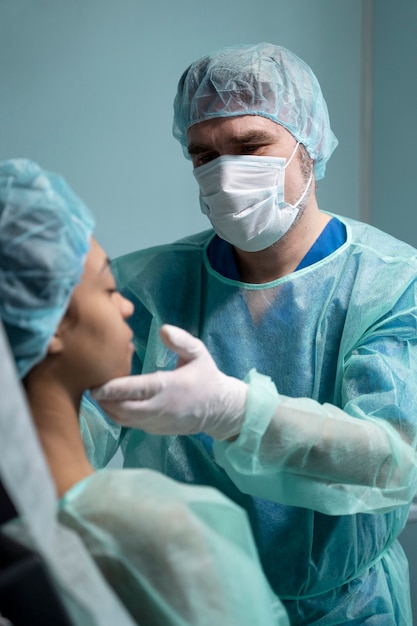 Foto medico di vista laterale che controlla il suo paziente