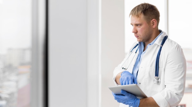 Foto vista laterale di un medico che guarda lontano