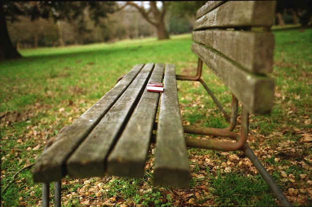 Photo side view of empty bench at park