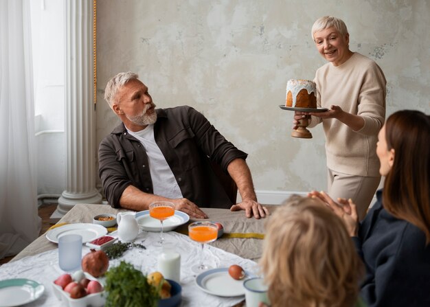 Photo side view family celebrating orthodox easter