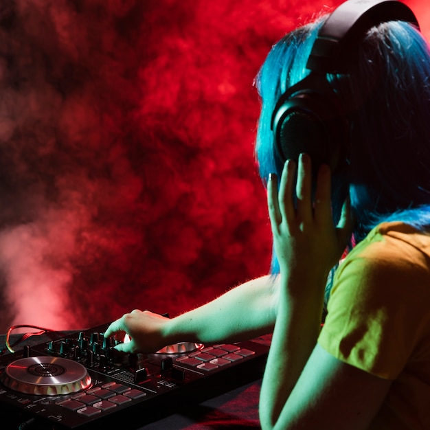 写真 コントロールパネルでサイドビュー女性dj