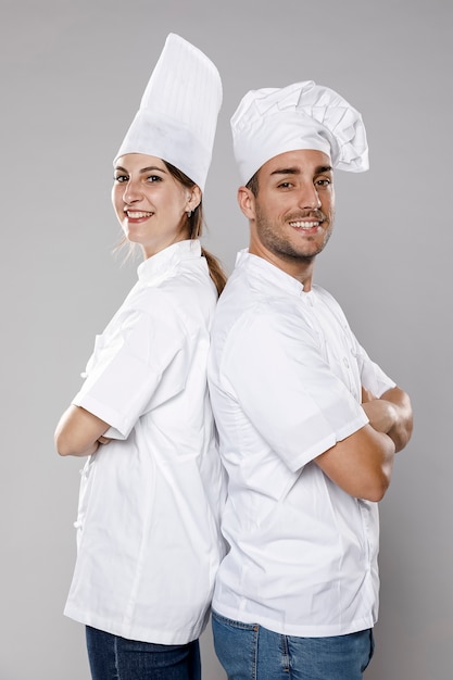 Photo side view of female and male chefs