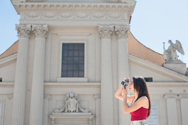 Photo side view of a female photographer