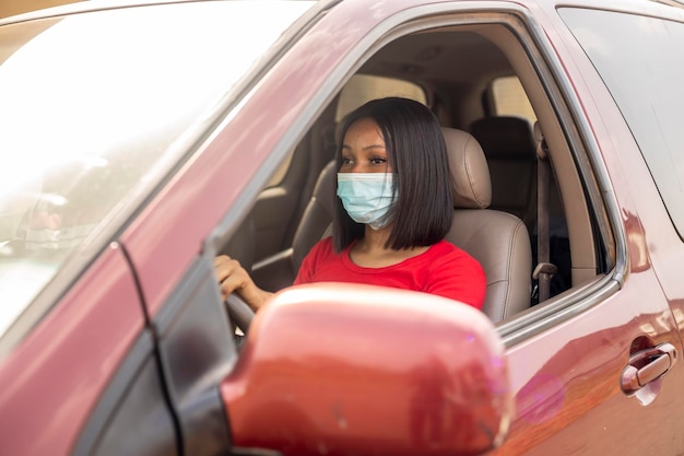 Foto vista laterale di una donna tassista che indossa il naso fa proteggere se stessa dal virus