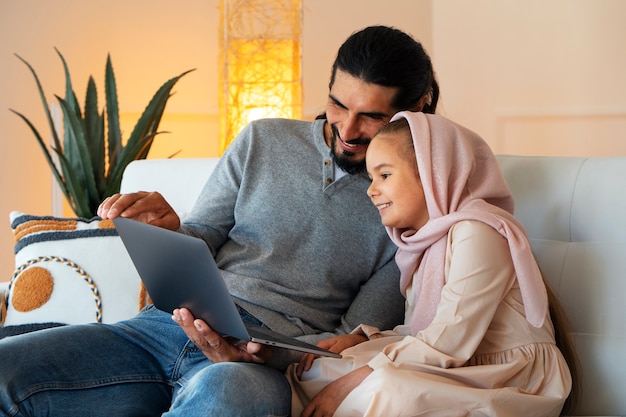 写真 サイドビューの女の子と父親の家