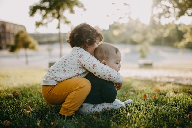 Photo side view of girl embracing brother