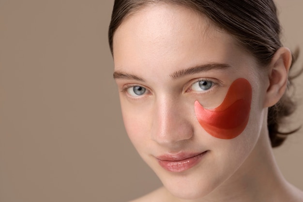 Photo side view girl posing with eye patch