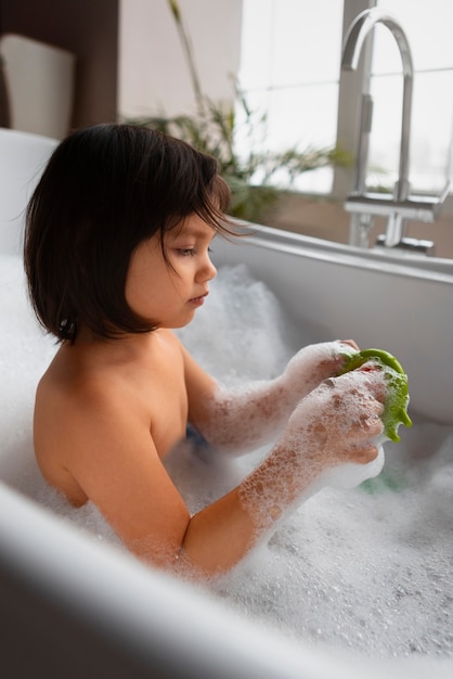 写真 お風呂に入っているサイドビューの女の子