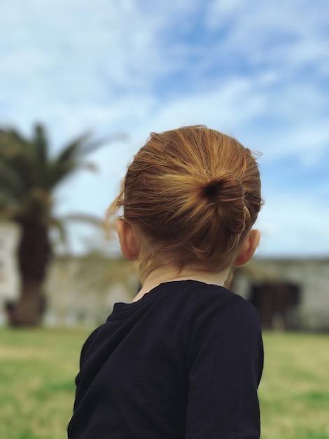 Foto vista laterale di una ragazza con i capelli contro il cielo