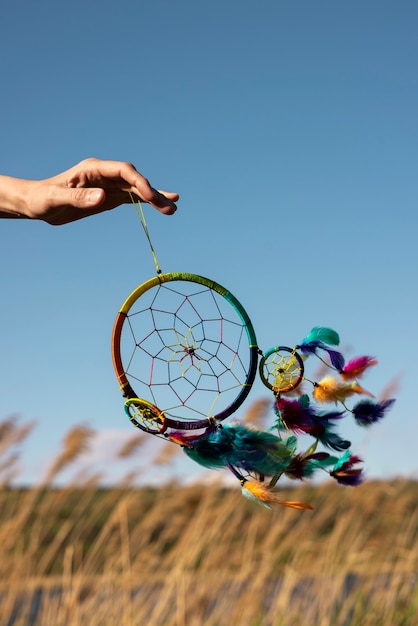 Photo side view hand holding dream catcher