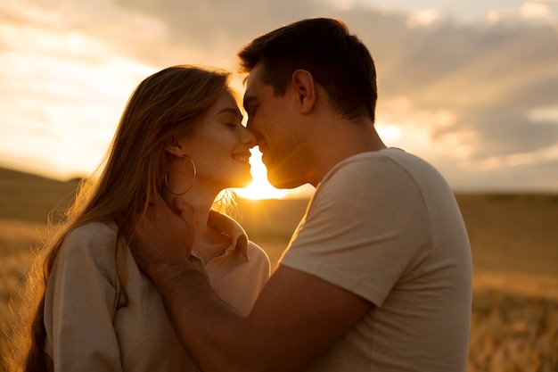 Photo side view happy couple at sunset