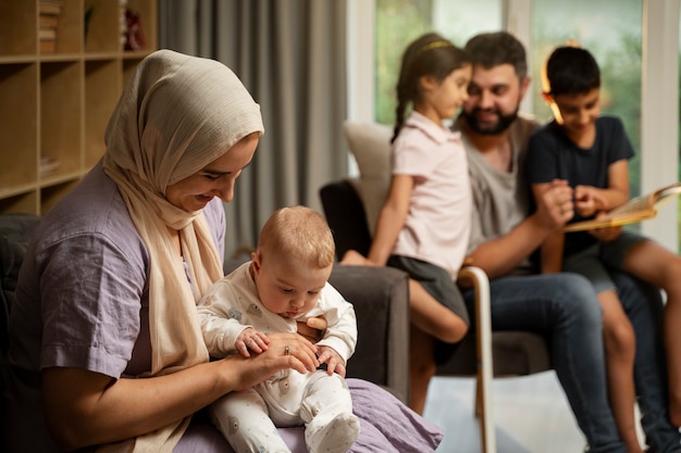 Foto famiglia islamica di vista laterale a casa