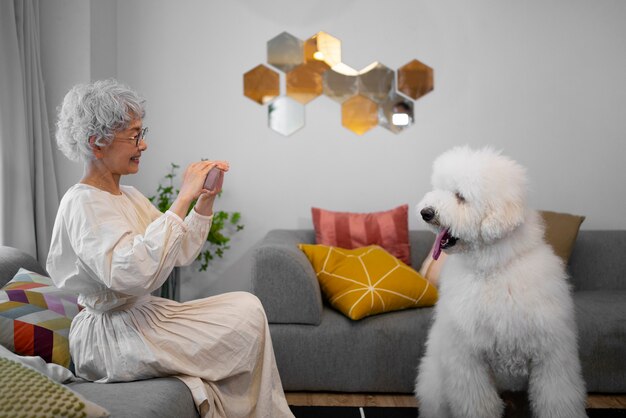 Photo side view japanese woman with dog at home