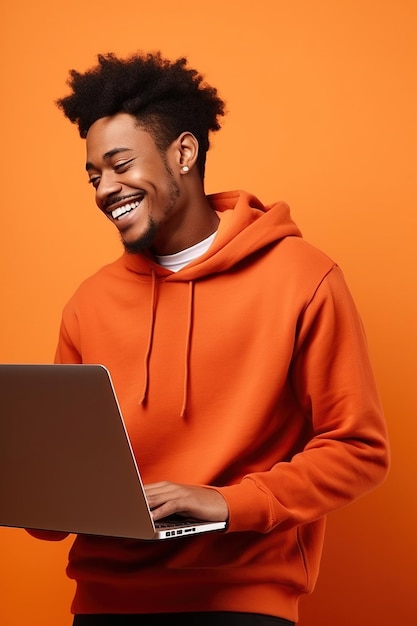 Side view jonge glimlachende Afro-Amerikaanse man draagt t-shirt casual kleding houd gebruik werkpunt op laptop pc computer surfen op internet geïsoleerd op oranje rode achtergrond studio