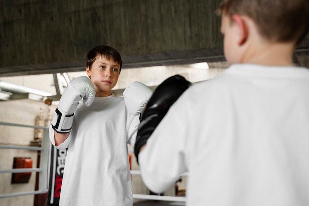 Photo side view kids learning boxing