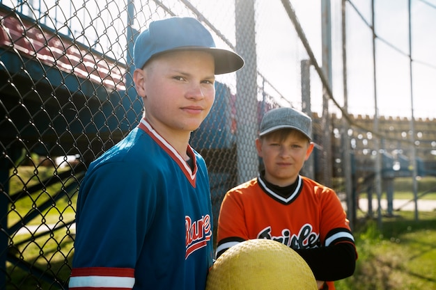 Photo side view kids wearing equipment