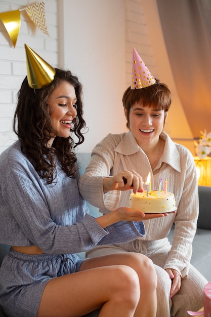 Вид сбоку лесбийская пара празднует день рождения
