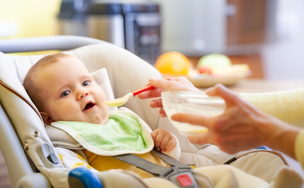 チャイルドシートに座っている男の子の側面図