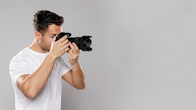 Photo side view of male photographer with copy space