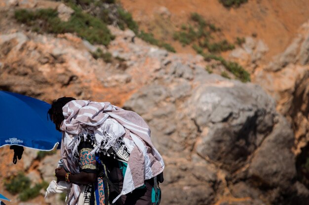 Photo side view of man carrying luggage