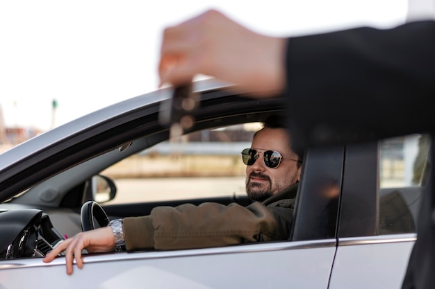 Foto vista laterale dell'uomo alla guida di un'auto