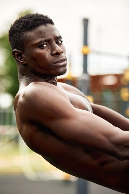 Photo side view of man exercising in gym