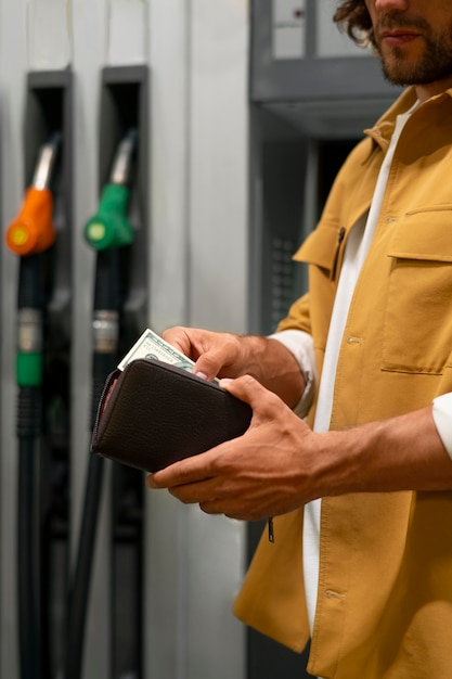 Photo side view man at gas station