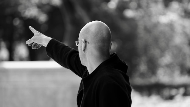 Photo side view of man gesturing against blurred background