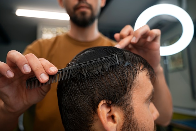 Photo side view man getting a haircut