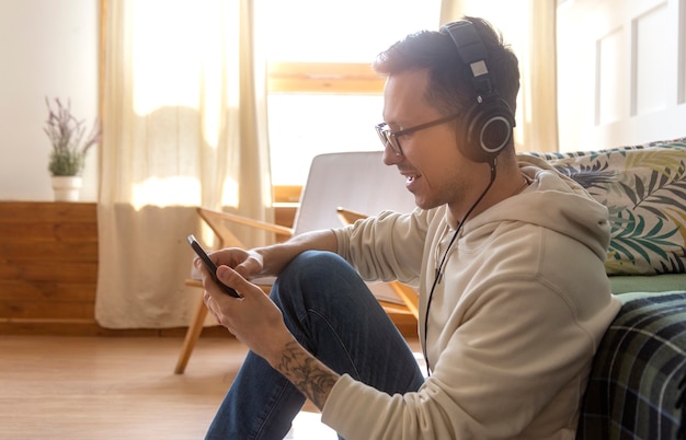 Photo side view man holding smartphone