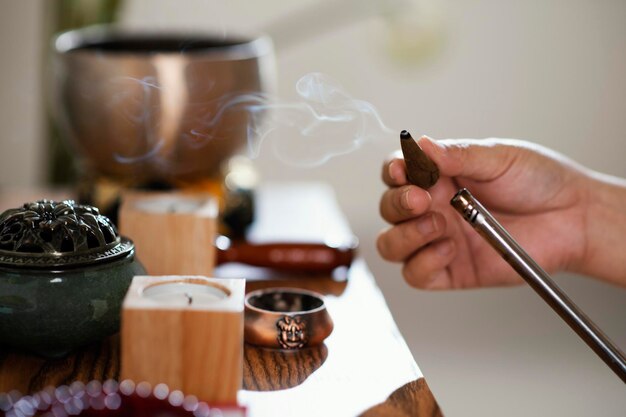 Photo side view man lighting incense