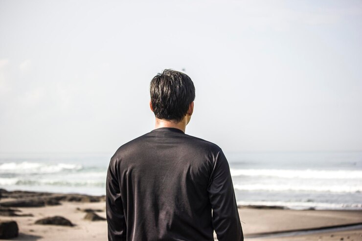 Photo 은 하늘 을 배경 으로 바다 를 바라보는 사람 의 면