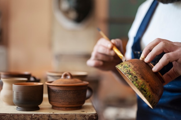 Photo side view man making bowl