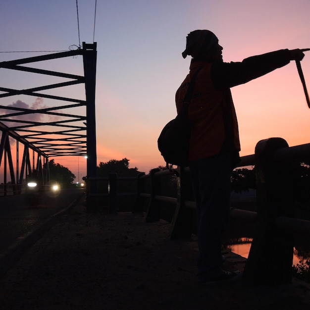 Photo side view of a man on pathway against the sky