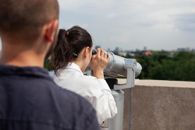 Foto vista laterale di un uomo che fotografa attraverso la fotocamera