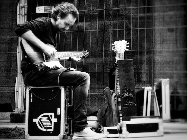 Photo side view of man playing guitar