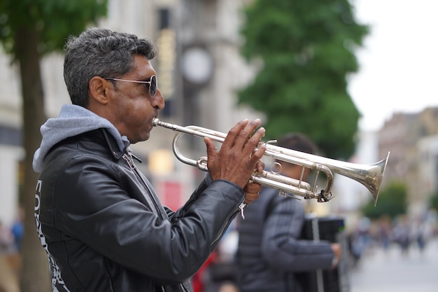 Photo side view of man playing outdoors