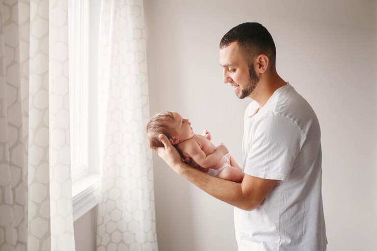 Photo side view of man playing with daughter